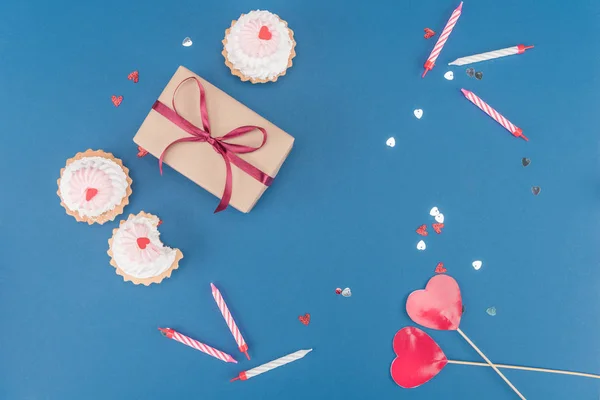 Gift box and cakes — Stock Photo