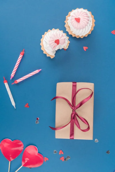 Gift box and cakes — Stock Photo