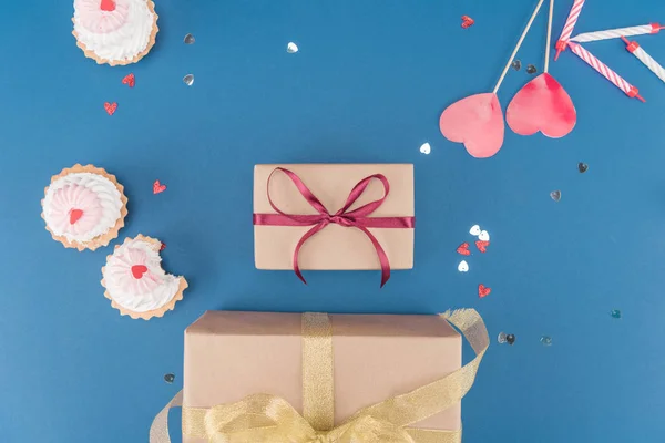 Cajas de regalo y pasteles — Stock Photo