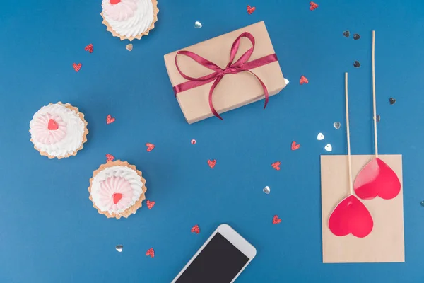 Caja de regalo y teléfono inteligente - foto de stock