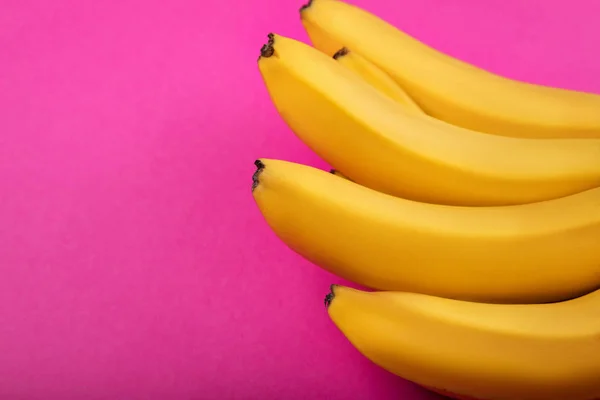 Racimo amarillo fresco de plátanos - foto de stock