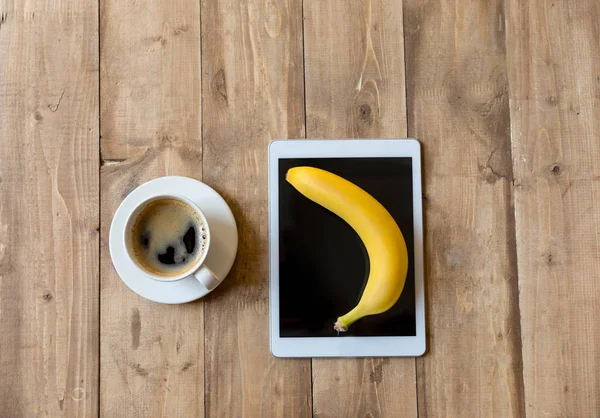 Banana y tableta digital - foto de stock
