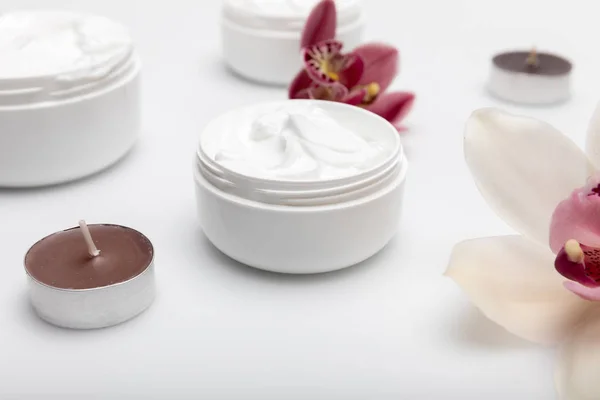 Bio-Creme mit Orchideen — Stockfoto