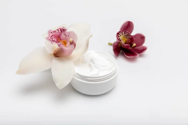 Organic cream with orchids — Stock Photo