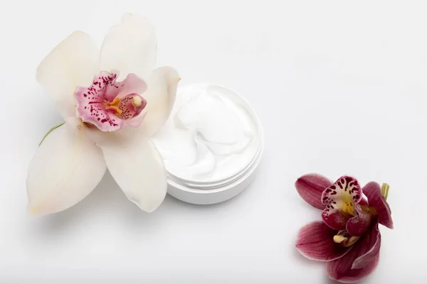 Organic cream with orchids — Stock Photo
