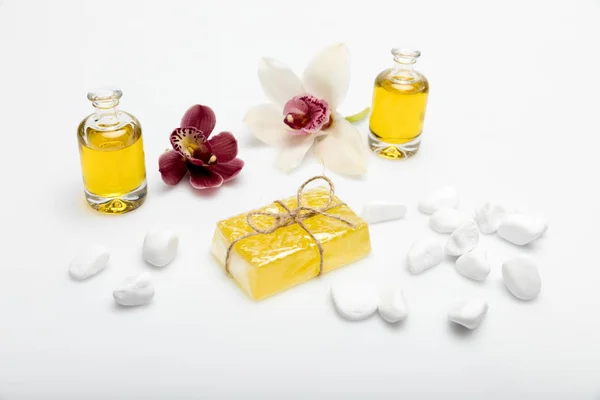 Jabón de miel con orquídeas y aceite - foto de stock