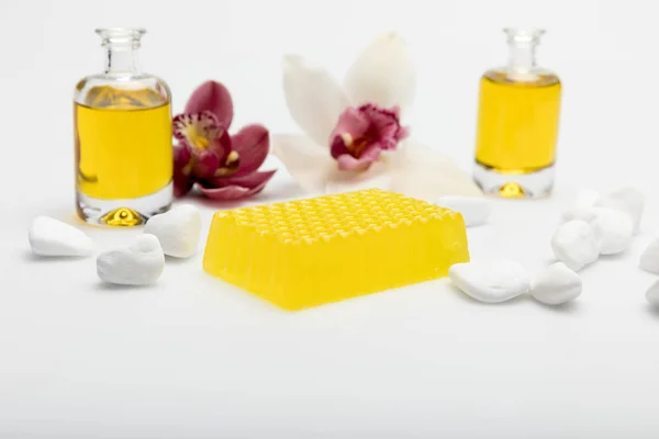 Jabón de miel con orquídeas y aceite - foto de stock
