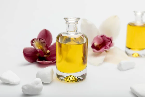 Aceite esencial con orquídeas - foto de stock