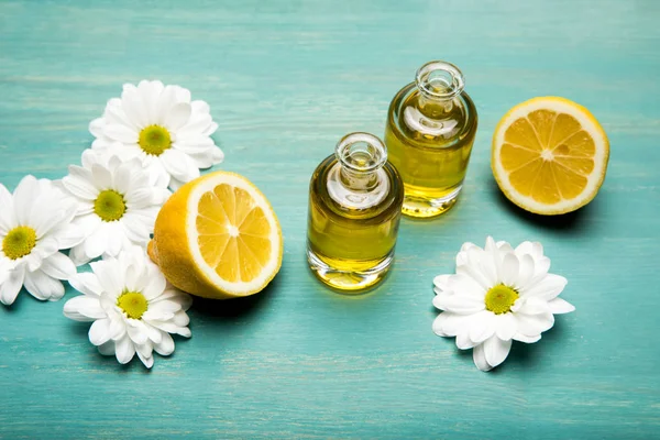 Essential oil with lemon and chamomiles — Stock Photo