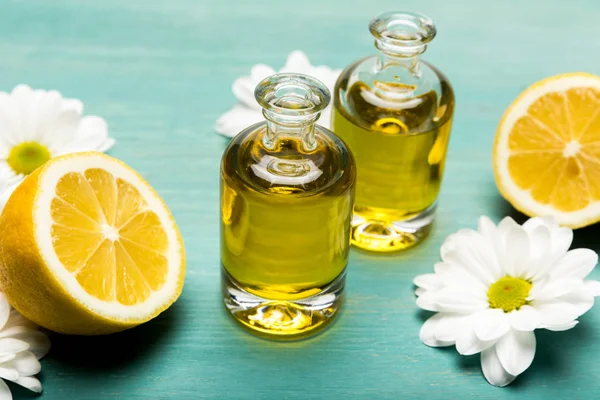 Essential oil with lemon and chamomiles — Stock Photo
