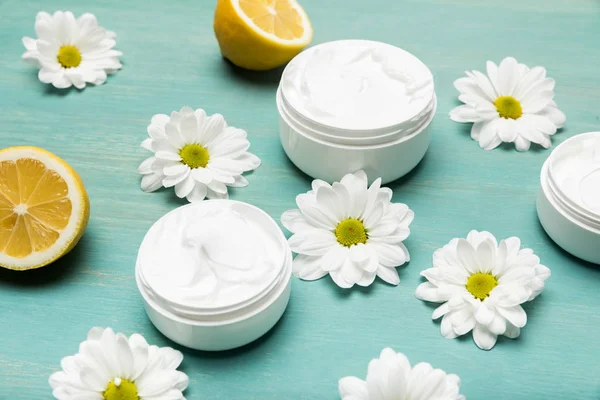 Chamomiles і органічних крем — Stock Photo