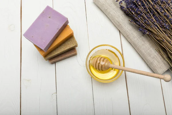 Домашнє мило з лавандою та медом — стокове фото