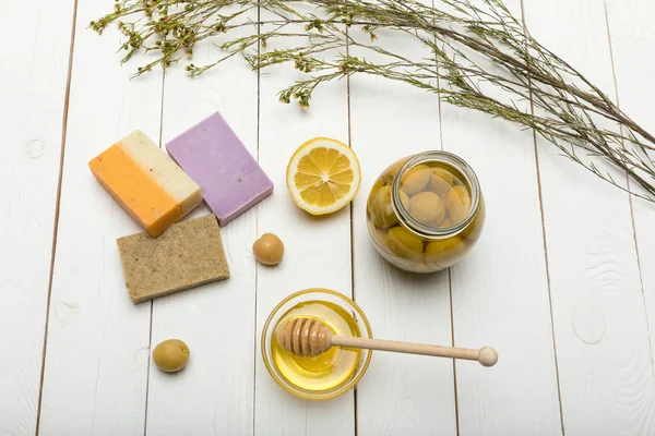 Jabón casero con aceitunas - foto de stock