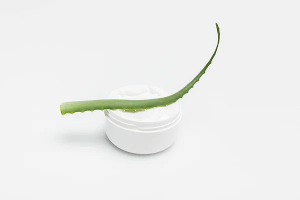 Pianta di Aloe Vera e crema naturale — Foto stock