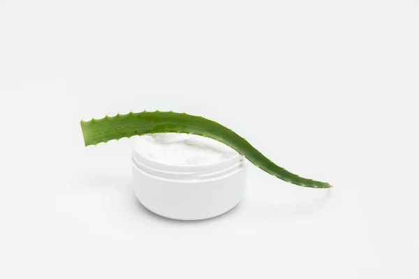 Planta de Aloe Vera y crema natural - foto de stock