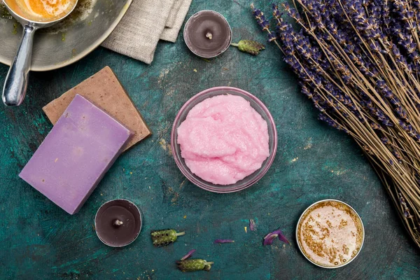 Hausgemachte Seife mit getrocknetem Lavendel — Stockfoto