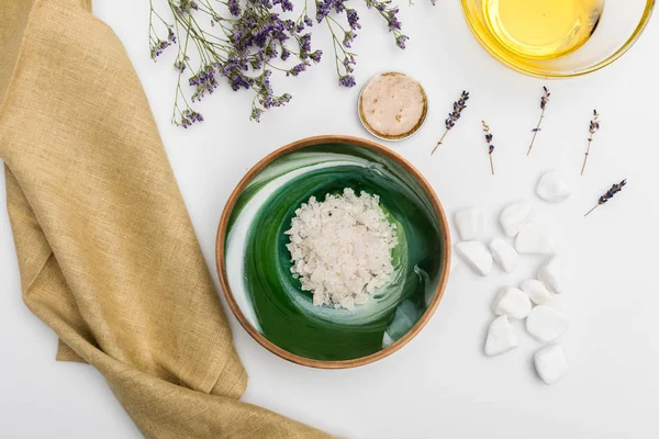 Meersalz und getrockneter Lavendel — Stockfoto