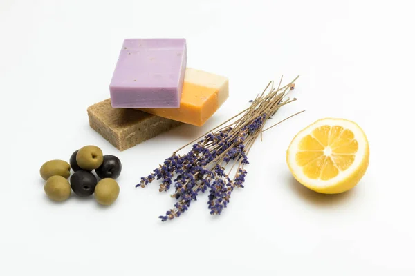 Hausgemachte Seife mit getrocknetem Lavendel — Stockfoto