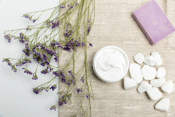 Sabão caseiro com lavanda seca — Fotografia de Stock