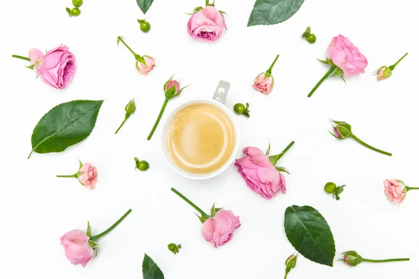 Schöne Blumen und eine Tasse Kaffee — Stockfoto
