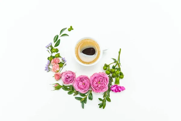 Hermosas flores y taza de café — Stock Photo