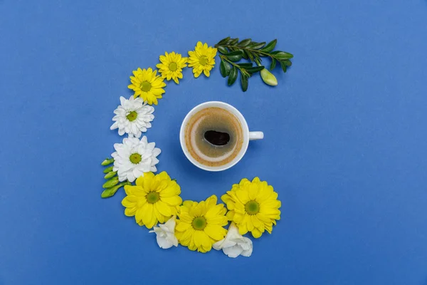 Hermosas flores y taza de café - foto de stock