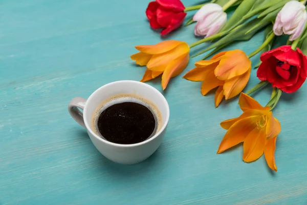 Hermosas flores y taza de café - foto de stock