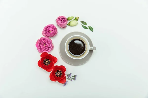 Hermosas flores y taza de café — Stock Photo