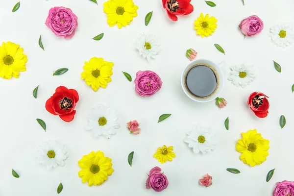 Hermosas flores y taza de café - foto de stock