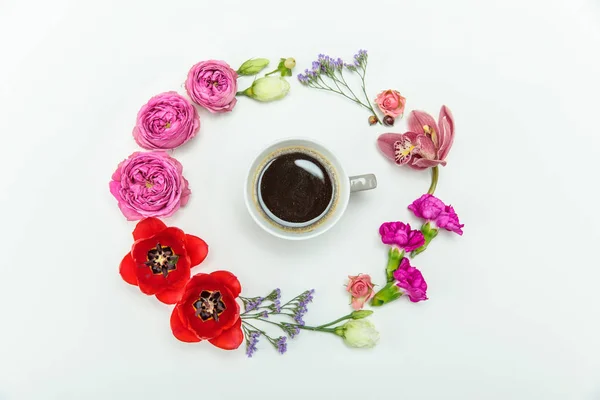 Lindas flores e xícara de café — Fotografia de Stock