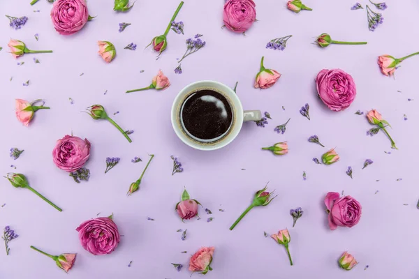 De belles fleurs et une tasse de café — Photo de stock