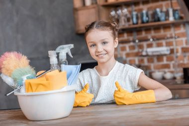 temizlik malzemeleri ile kız