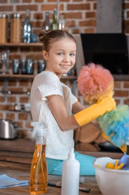 temizlik malzemeleri ile kız