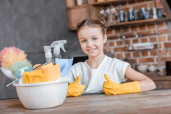 Ragazza con prodotti per la pulizia — Foto Stock