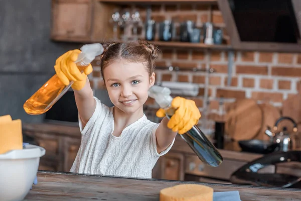 Menina com suprimentos de limpeza — Fotografia de Stock