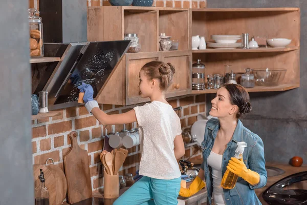 Moeder van dochter helpen met huishoudelijk werk — Stockfoto