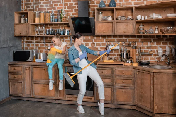 Madre e hija cantando juntas — Foto de Stock