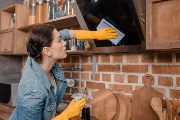 Housewife cleaning tv set — Stock Photo, Image