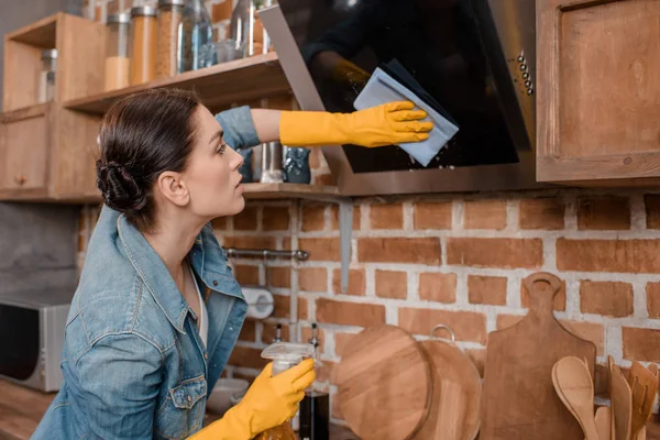 Huisvrouw televisietoestel schoonmaken — Stockfoto