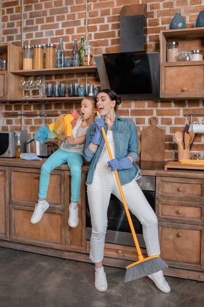 Mutter und Tochter singen zusammen — Stockfoto