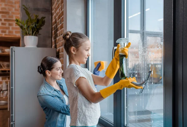 Ventana de limpieza madre e hija — Foto de Stock