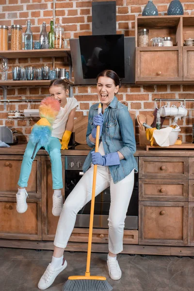 Mãe e filha limpeza em casa — Fotografia de Stock