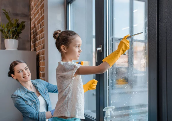 Mutter und Tochter beim Fensterputzen — Stockfoto