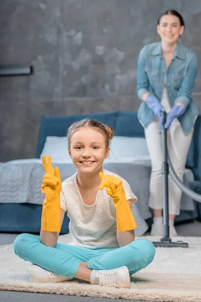 Mãe e filha limpeza em casa — Fotografia de Stock