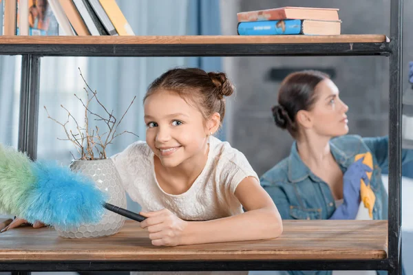 Mother and daughter cleaning home — Stock Photo, Image