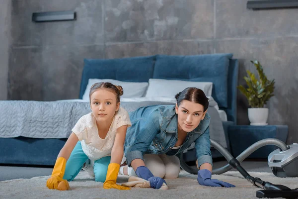 Mãe e filha tapete de limpeza — Fotografia de Stock