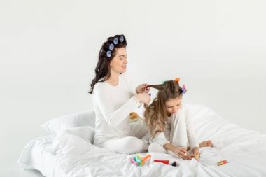 Anne ve kızı curlers içinde 