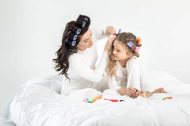 Anne ve kızı curlers içinde 