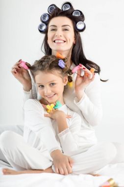 Anne ve kızı curlers içinde 