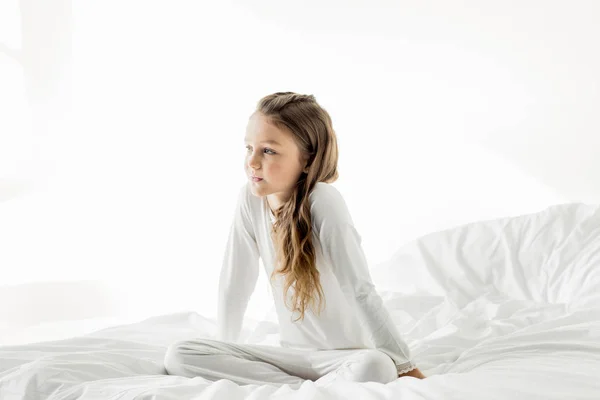 Schattig meisje in bed — Stockfoto